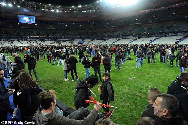 
NHM bóng đá Pháp và Đức được sơ tán xuống dưới sân đấu để lực lượng an ninh kiểm tra toàn bộ SVĐ.
