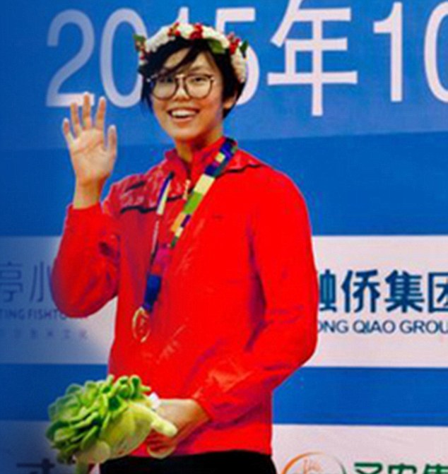 Qing cười rất tươi khi đoạt 2 HCV ở đại hội Thể thao trẻ Trung Quốc hồi tháng trước.