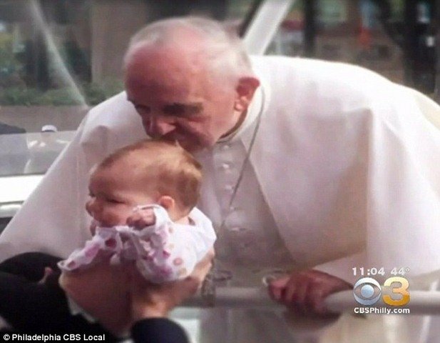 
Giáo hoàng Francis hôn lên đầu bé Gianna 1 tuổi hồi tháng 9 vừa qua ở Philadelphia (Mỹ).
