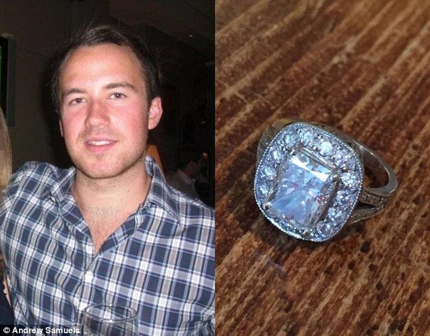 
Tư vấn viên Andy, 31 tuổi, tìm thấy chiếc nhẫn kim cương lấp lánh trên sàn nhà quán Nando.
