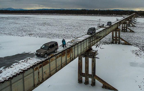 
Cầu Kuandinsky cấu tạo từ thép, chỉ có 1 làn đường rộng 2m, không có lan can bảo vệ.
