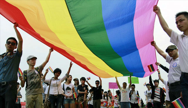 Nhiều cuốn sách giáo khoa ở Trung Quốc cho rằng đồng tính luyến ái là một bệnh rối loạn tâm thần.