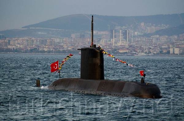 
Sức mạnh Hải quân Thổ Nhĩ Kỳ đã được đích thân Đô đốc Hải quân Nga Vladimir Komoedov (nguyên Tư lệnh Hạm đội Biển Đen những năm 1998 - 2002, hiện là Chủ tịch Ủy ban quốc phòng Duma Quốc gia Nga) trong một cuộc phỏng vấn của tạp chí “Svobodnaia Pressa” năm 2013 đã nhấn mạnh:

Hải quân Thổ Nhĩ Kỳ mạnh hơn lực lượng Hải quân của cả Nga và Ukraine cộng lại tới 4,7 lần (có lẽ muốn nói tới cán cân sức mạnh hải quân trên Biển Đen). Trong ảnh: Tàu ngầm Type 209 của Hải quân Thổ Nhĩ Kỳ.
