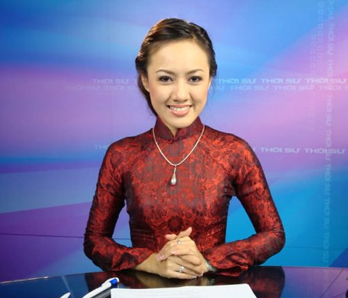 
Hoài Anh sinh năm 1980 là MC – Biên tập viên người miền Nam đầu tiên “giữ sóng” chương trình Thời sự 19h của Đài truyền hình Việt Nam (VTV).
