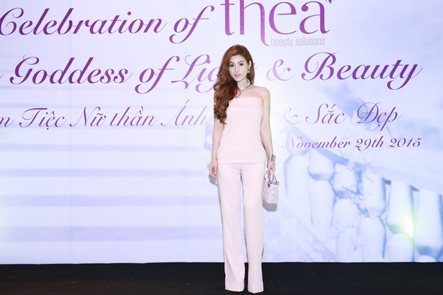 
Vừa qua, Maria Đinh Phương Ánh xuất hiện tại một sự kiện với bộ đồ màu hồng nhạt, phụ kiện đắt tiền của Chanel, Dior.
