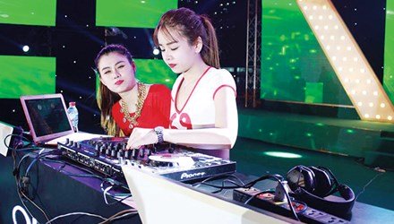 DJ Hồng Phấn và DJ Tiểu My.