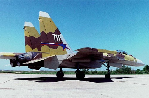 
Hàng loạt công nghệ tuyệt đỉnh trên siêu cơ Su-37 đã giúp nước Nga sau này hiện đại hóa thành công Su-27, sản xuất loạt biến thể Su-30MK. Chuyến bay đầu tiên của Su-37 được thực hiện vào ngày 2/4/1996.
