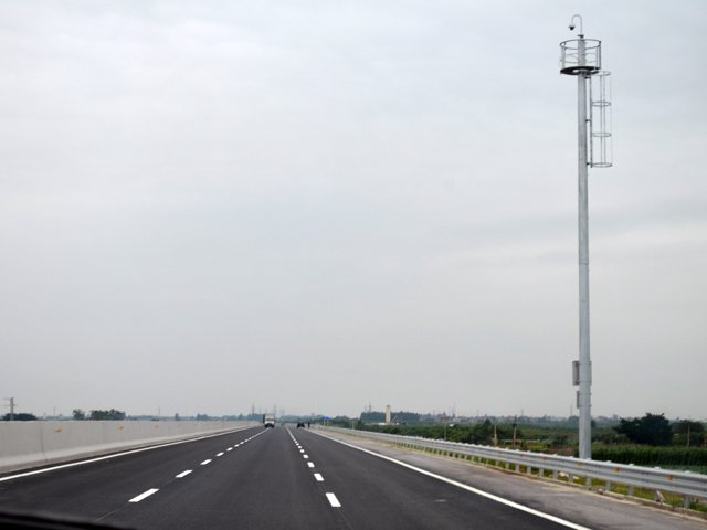 
Các cột sắt gắn camera được lắp đặt trên cao tốc Hà Nội – Hải Phòng. Trung bình cứ 2km có 1 chiếc camera.
