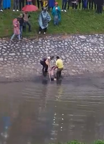 
Cô gái nhảy xuống sông Tô Lịch được người dân nhanh chóng phát hiện và cứu. (Ảnh cắt từ clip)
