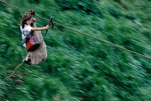 
Dùng hơn 800m cáp để vượt sông Rio Negro khi đi học ở Colombia
