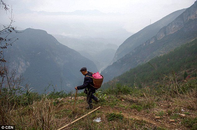 
Ông Tan một mình đi giữa ngôi làng hoang vắng sau khi người vợ qua đời và các con ông cùng người dân trong làng tới các thành phố lớn để kiếm sống.
