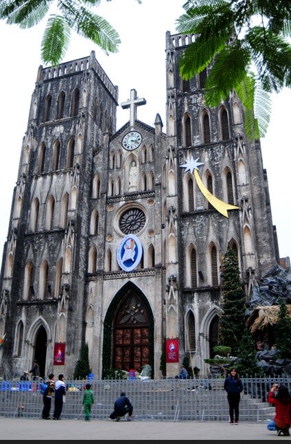 Nhà thờ Lớn Hà Nội là một trong những điểm đến không thể bỏ qua của các giáo dân trong đêm Giáng sinh.