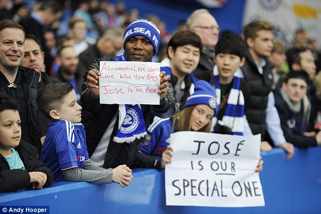 
NHM Chelsea vẫn ủng hộ Mourinho.
