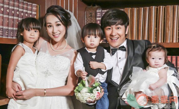 
Gia đình 5 thành viên hạnh phúc của vợ chồng Trần Hạo Dân.
