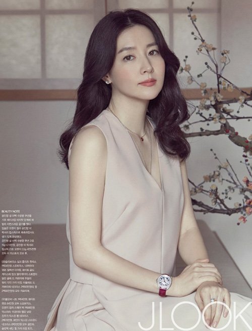
Lee Young Ae năm nay 44 tuổi, được mệnh danh là “quý bà oxy” nhờ vẻ trẻ trung bấp chấp thời gian. Dù đã có hai con song Nàng Dae Jang Geum vẫn giữ được vẻ đẹp tỏa sáng như pha lê mỗi khi xuất hiện.
