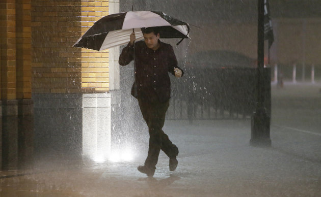 
Người đàn ông chạy dưới mưa lớn tại thành phố Dallas khi nghe tiếng còi báo động cảnh báo trận báo mạnh đang hướng về bang Taxas, Mỹ.
