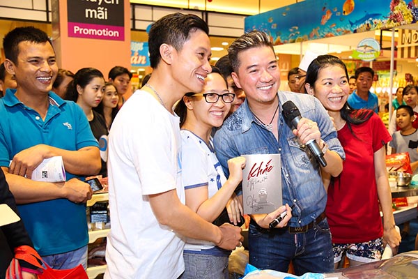 Một vài fans ruột ở Bình Dương cũng tận dụng cơ hội Đàm Vĩnh Hưng tới tham gia sự kiện để xin chữ ký cho album Khắc được nam ca sĩ ra mắt cách đây không lâu.