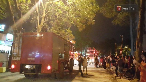 Xe cứu hỏa được điều đến hiện trường báo cháy.