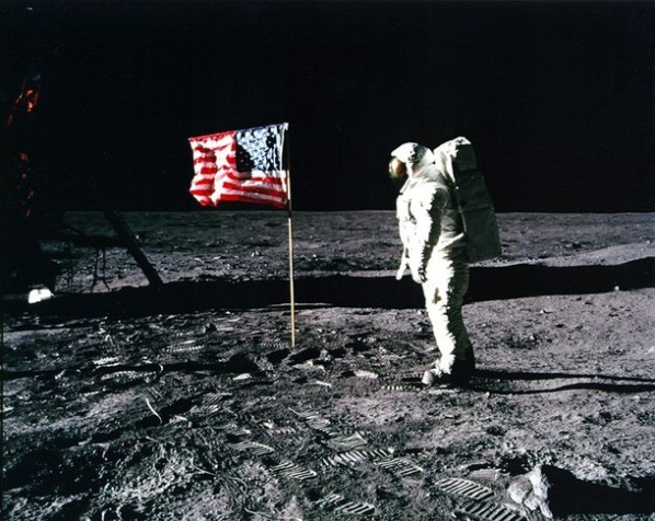 
Lá cờ của Neil Armstrong cắm vào ngày 21/7/1969

