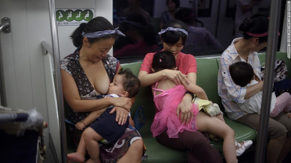 
 Một số bà mẹ cho con bú trên tàu điện ngầm nhân ngày Cho con bú thế giới ngày 01/08/2015.
