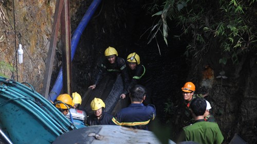 
Lực lượng cứu hộ cứu nạn miệt mài đào bới từng đống than bùn, tìm kiếm 2 nạn nhân.
