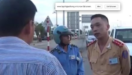 Tổ CSGT và thanh tra giao thông đang tranh luận (ảnh cắt từ clip).