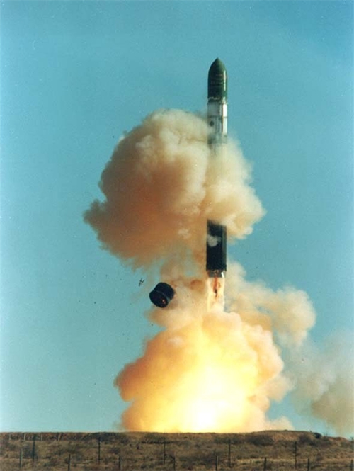 
Đạn tên lửa ICBM Voevoda rời giếng phóng.
