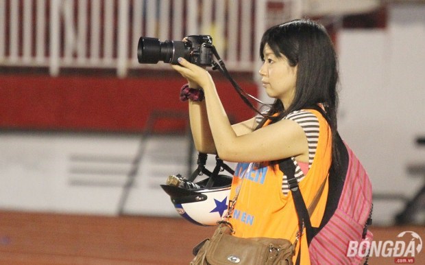 Lặng lẽ một mình tác nghiệp, Megumi Hata chẳng xa lạ gì với bóng đá trẻ Việt Nam. Ảnh: Đình Viên.