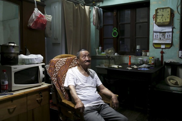 Ông Wang Cunchun, 90 tuổi, hiện đang sống cùng con trai 60 tuổi trong căn nhà chỉ rộng 10m2 tại thành phố Thượng Hải, Trung Quốc.