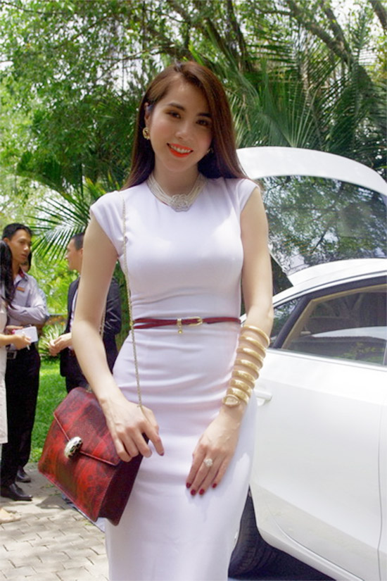 Thủy tiên, Quang Lê, Angela Phương Trinh, Khánh My, hàng mượn, ê mặt