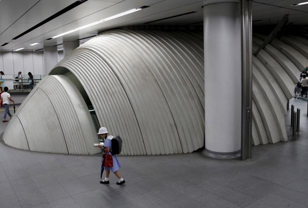 Một bé gái đang đi bộ ở ga tàu điện ngầm ở Tokyo. Ảnh: Reuters