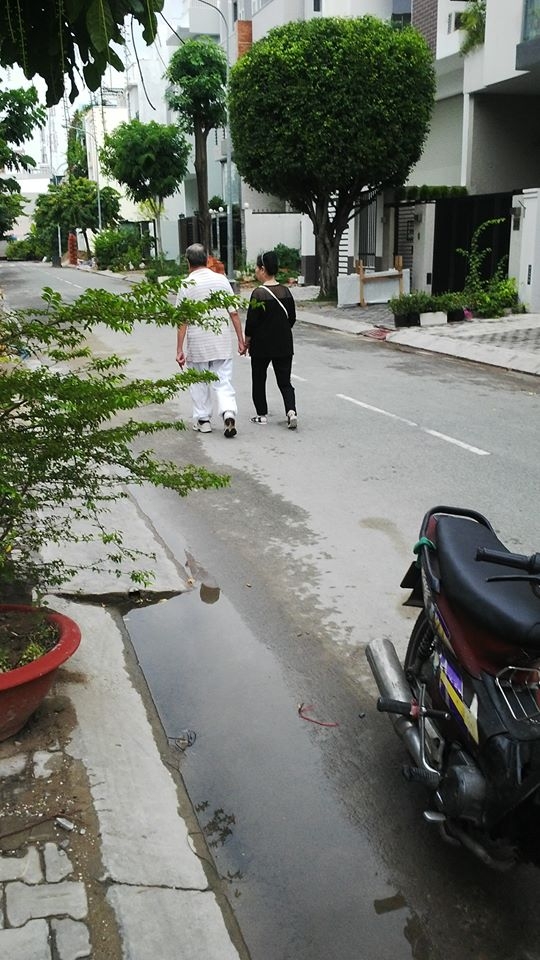 Ngày nào cũng nắm tay nhau đi dạo đã làm đông đảo bạn trẻ phải ghen tị với tình yêu bền vững với thời gian của họ. (Ảnh: Internet)