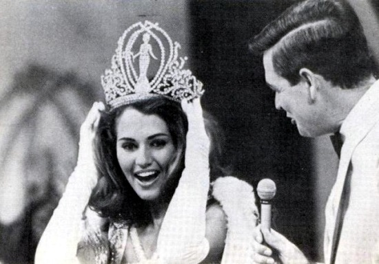 
Sylvia Hitchcock đăng quang Hoa hậu Hoàn Vũ 1967
