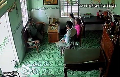 Camera ghi lại vợ Thiếu tá Anh cùng người thân kéo đến nhà cô L. đòi nợ