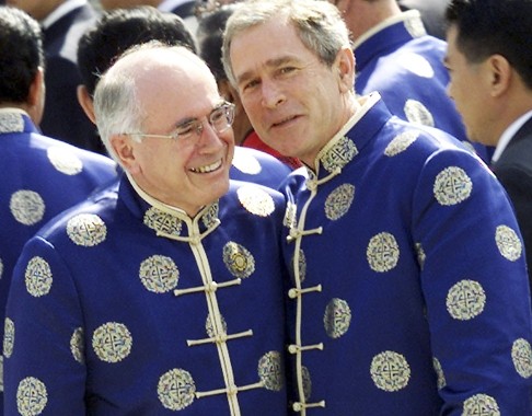 
Cựu Thủ tướng Australia John Howard và Tổng thống Mỹ George W.Bush tại APEC 2001 được tổ chức ở Thượng Hải, Trung Quốc. (Ảnh: AP)
