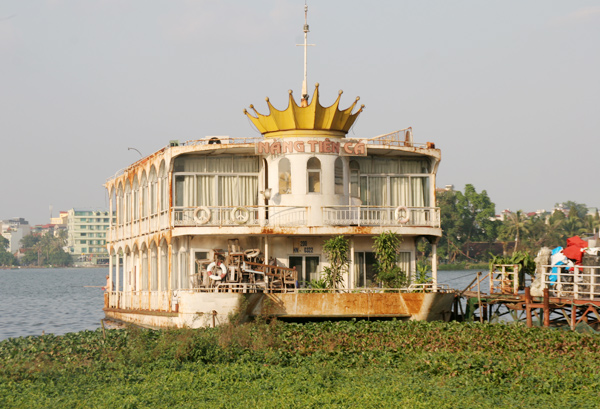 
Du thuyền Nàng tiên cá có diện tích rộng với thiết kế 2 tầng từng là nhà hàng nổi tiếng nhưng bỏ không từ nhiều năm nay, hiện vắng bóng người ra vào. 
