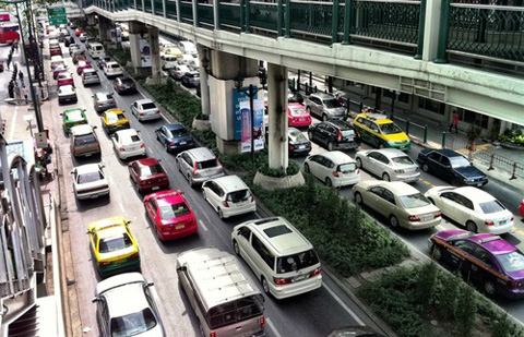 Trong khi dân Thái Lan, Indonesia dễ dàng mua được ôtô với giá rẻ thì tại Việt Nam, giá ôtô quá đắt đỏ.