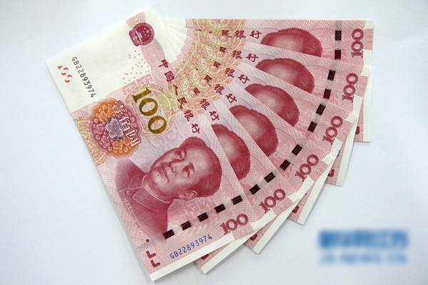 
Những tờ tiền mệnh giá 100 tệ mới được phát hành tại Trung Quốc.

