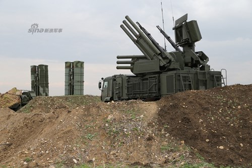 
Hệ thống phòng không S-400 và Pantsir-S1 bảo vệ căn cứ không quân Nga ở Syria

