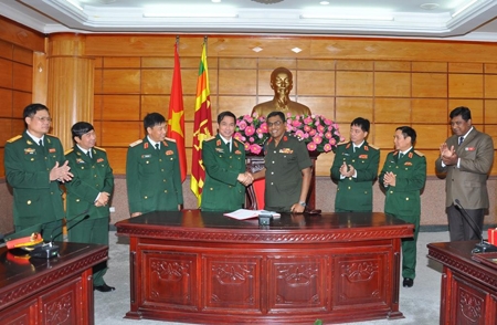 
Hai đoàn đại biểu chụp ảnh kỷ niệm sau khi Chuẩn tướng A.L.D.M.Gunasekara ghi sổ lưu niệm.
