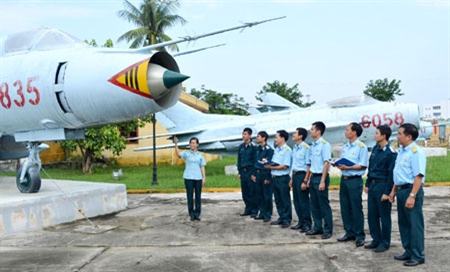 
Cán bộ Sư đoàn Không quân 372 giới thiệu hiện vật lịch sử trưng bày trong khuôn viên đơn vị
