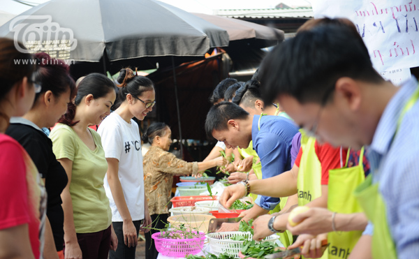 Một dàn trai đẹp đứng ở cổng chợ Nghĩa Tân để nhặt rau, thái thịt miễn phí.