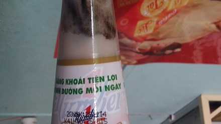 Một trong số những chai được ông Huy chụp ảnh gửi đến Hội bảo vệ người tiêu dùng huyện Cái Nước (Cà Mau) vì thấy có vật lạ bên trong.