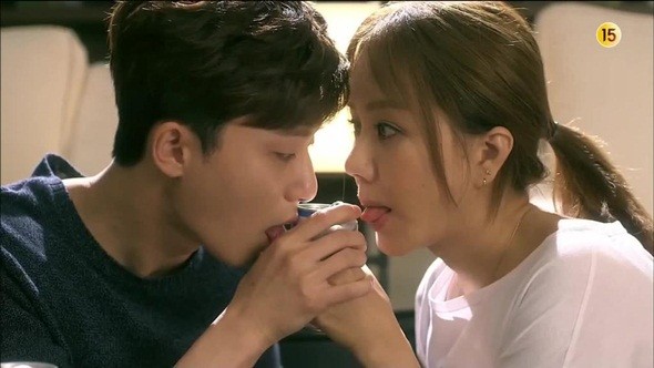 
1. Nụ hôn bia trong Witch’s Romance: Yoon Dong Ha (Park Seo Joon) và Ban Ji Yeon (Uhm Jung Hwa) bất ngờ cùng đặt môi lên nắp lon bia
