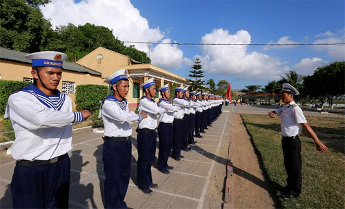 
Luyện tập đội ngũ từng người tay không.
