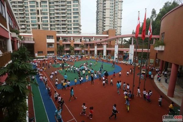 
Sân chơi trong trường mẫu giáo quý tộc ở Quảng Châu, Trung Quốc.
