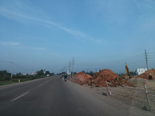 Công trường thi công các gói thầu nâng cấp, mở rộng Quốc lộ 1 đoạn qua tỉnh Bình Định trong những ngày Tết vừa qua hầu như không động tĩnh gì Ảnh: ANH TÚ