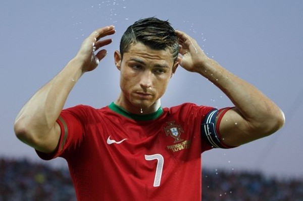 Mái tóc luôn là thứ mà Ronaldo đặc biệt quan tâm.