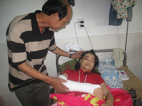 Em Nguyễn Thị Thanh Lan đang được cấp cứu tại Bệnh viện Đa khoa Phú Yên
