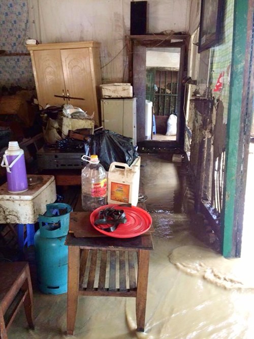 Vật dụng hư hỏng nhiều do lũ ống, nước bùn tràn vào nhà ở thị trấn Tuần Giáo. Ảnh: Ngọc Thành/Tiền Phong